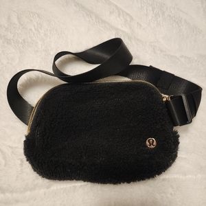 Lululemon belt bag 1L fleece